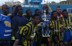 Les jeunes du Racing avec leur trophee