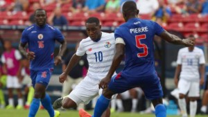 FRISCO, TX - JULY 07: Luis Tejada #10 of Panama controls the ball against Jean Jacques Pierre #5 of Haiti during the 2015 CONCACAF Gold Cup Group A match between Panama and Haiti at Toyota Stadium on July 7, 2015 in Frisco, Texas. (Photo by Tom Pennington/Getty Images)