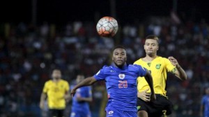 Duckens Nazon controle le ballon