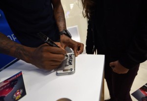 Guerrier signe sur un telephone
